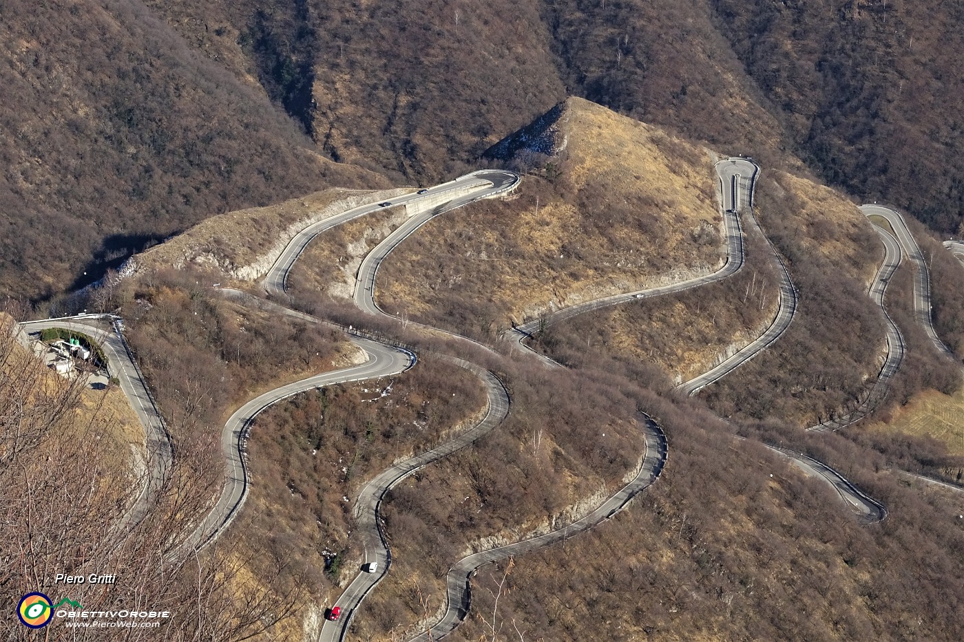 64 Zoom sui tortuosi tornanti della strada Nembro-Selvino.JPG